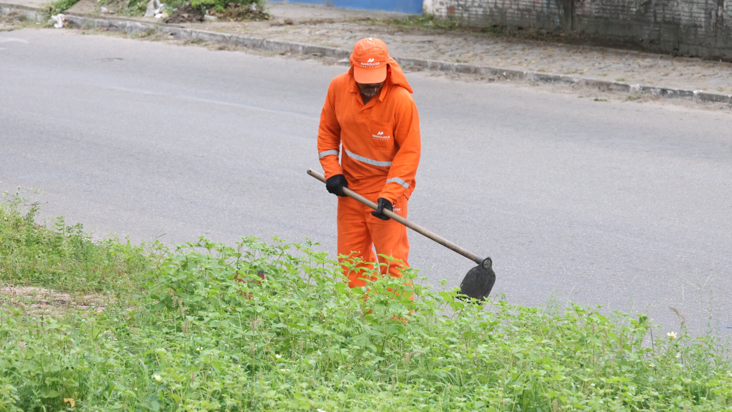 homem capinando uma rua